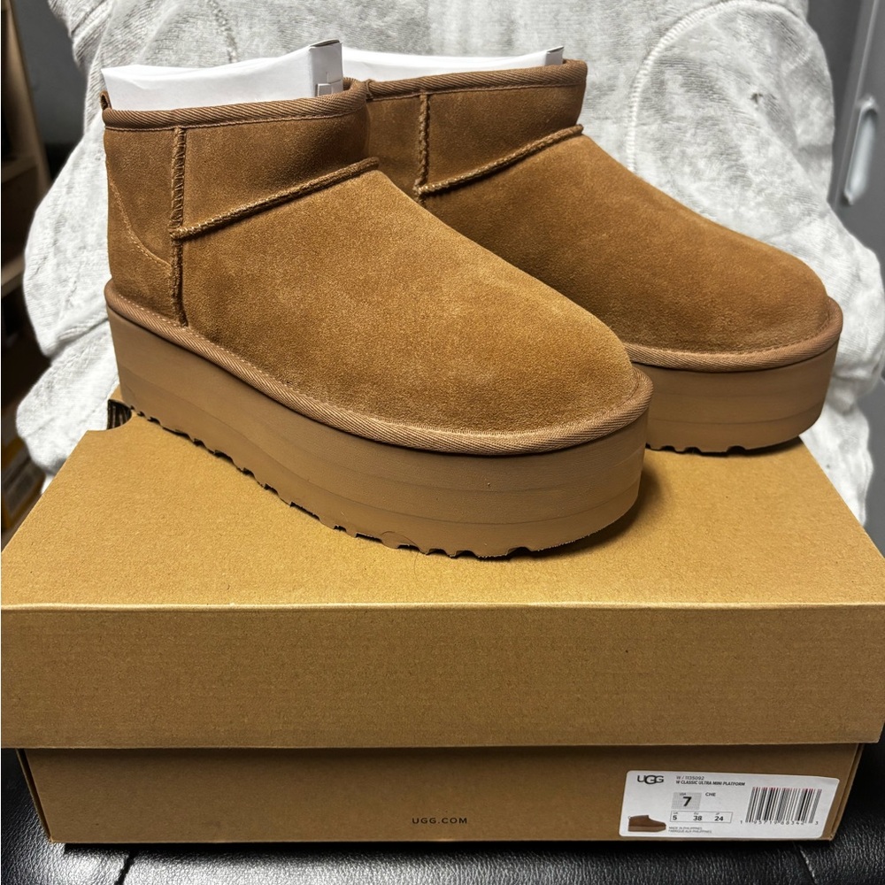 Women’s brand new size 7 Ugg classic ultra mini platform in Chestnut brown!